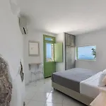 Zatrikion Santorini * Pýrgos